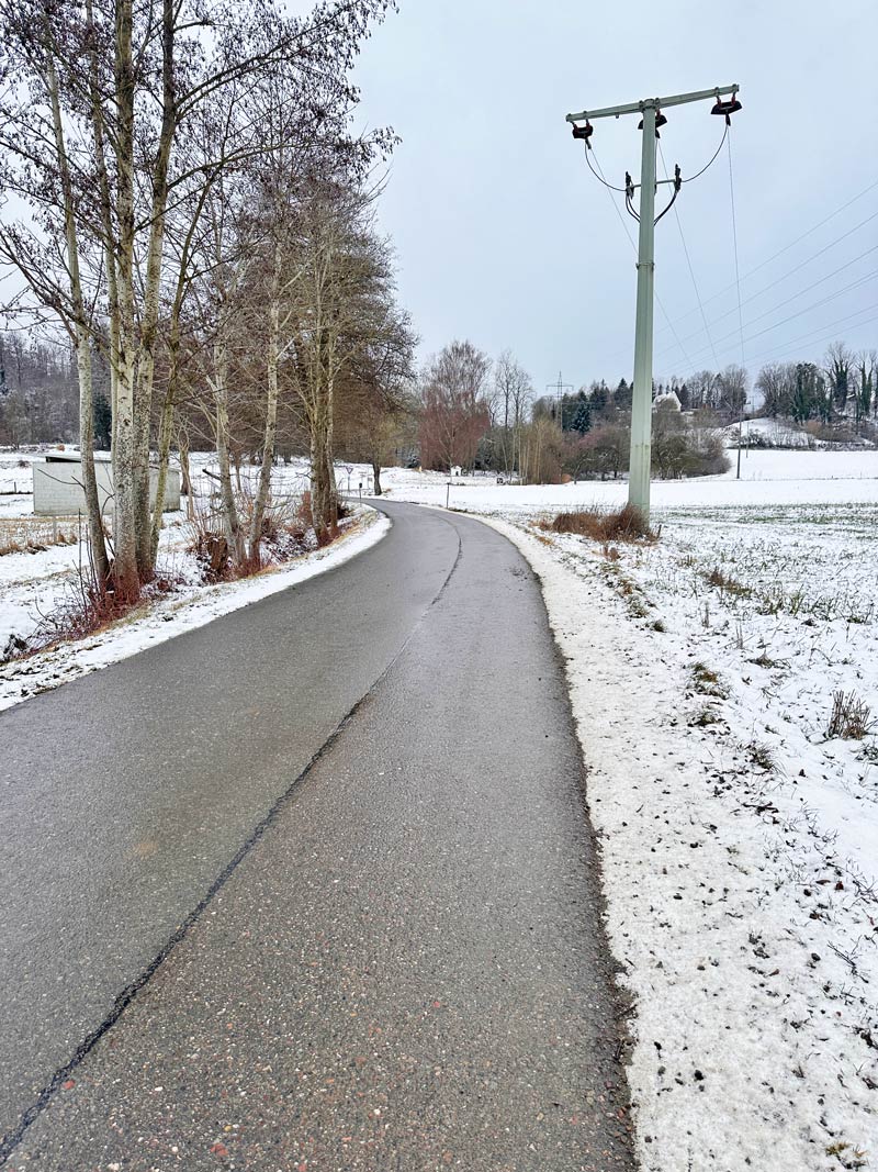 zeigt die Stra&szlig;e mit Baufortschritte Otterswang