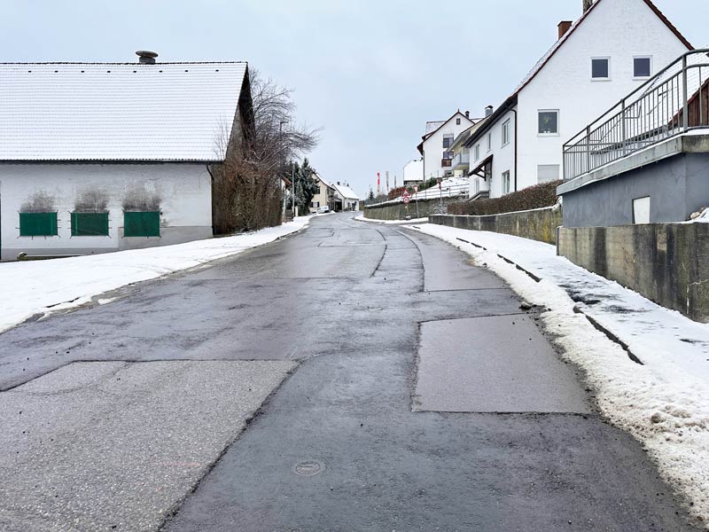 zeigt die Durchfahrtstra&szlig;e in Otterswang